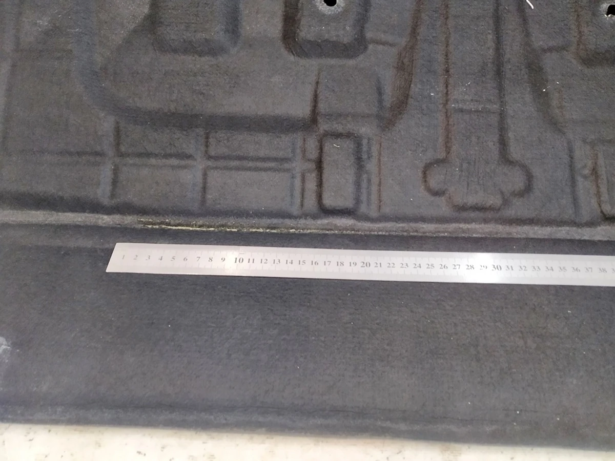 4 Шумоизолятор заднего мотора с повреждением Tesla model X 1057475-00-D