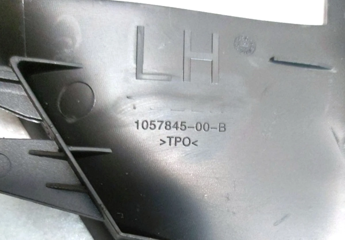 14 Заглушка (накладка) бампера переднього ліва (під гак) Tesla model S REST 1057845-00-C