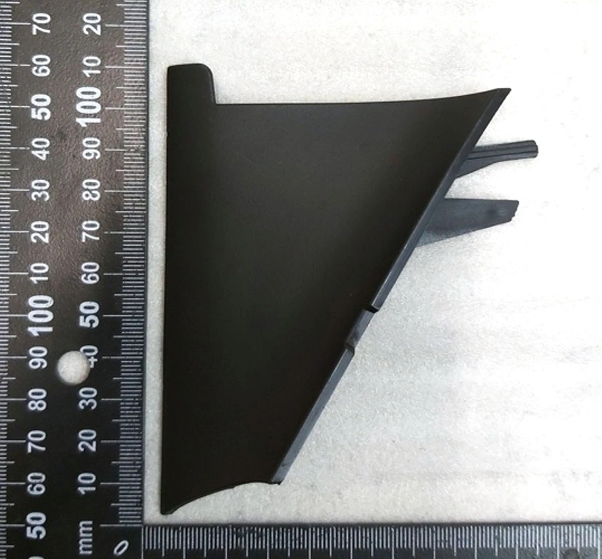 14 Заглушка (накладка) бампера переднього ліва (під гак) Tesla model S REST 1057845-00-C