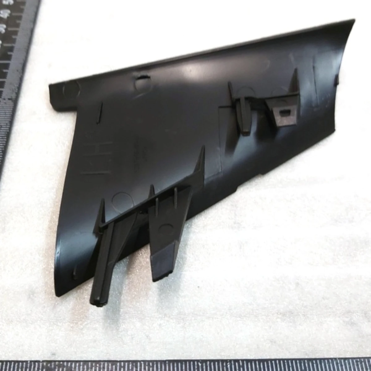 14 Заглушка (накладка) бампера переднього ліва (під гак) Tesla model S REST 1057845-00-C