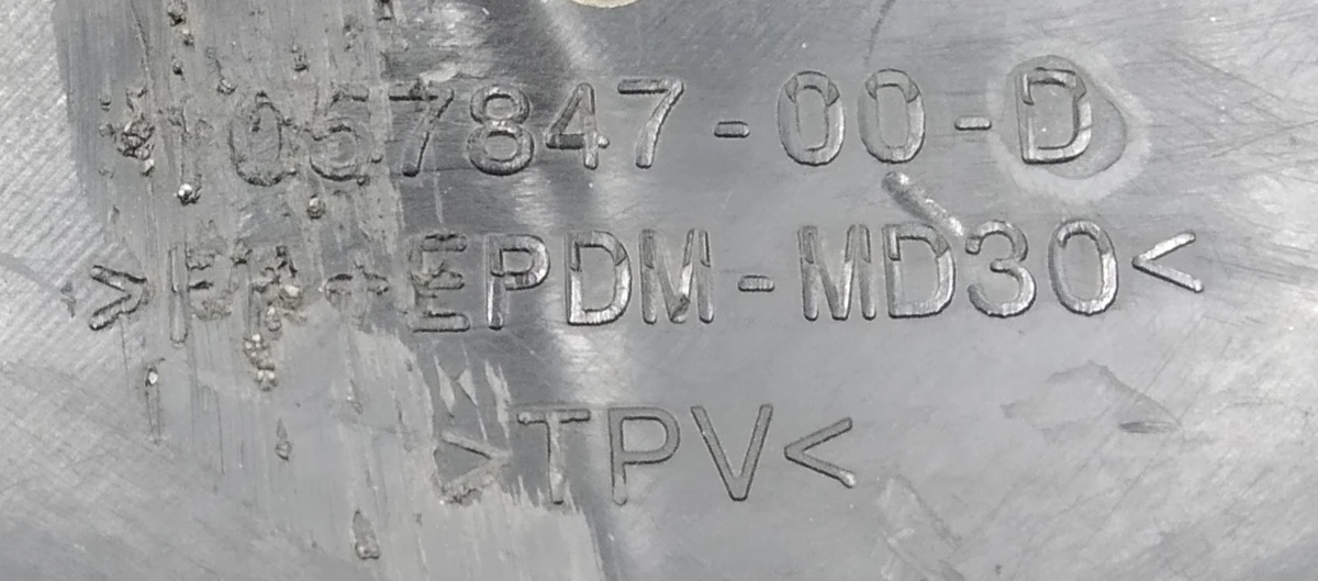 12 Дифузор передній радіатора основного охолодження (верхня частина, з пошкодженням) Tesla model S REST 1057847-00-E