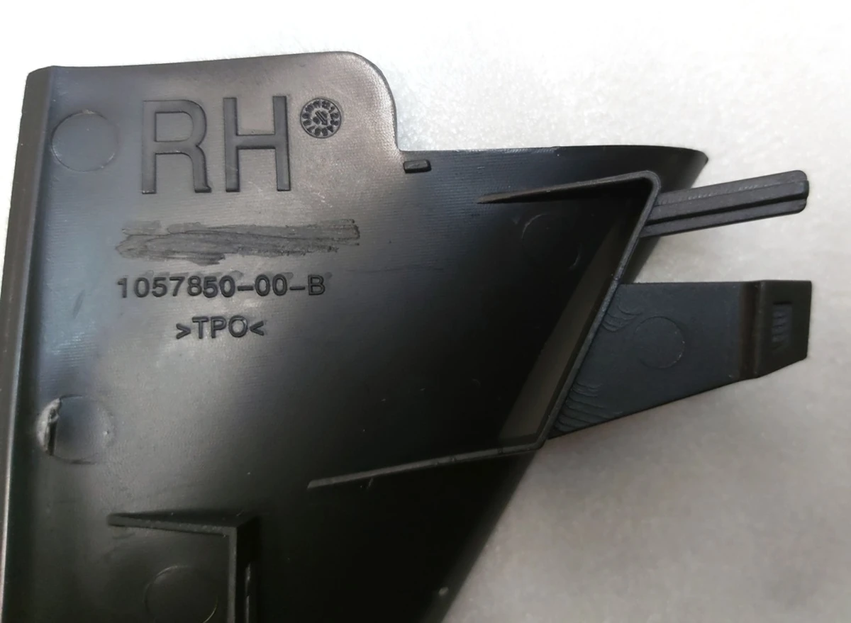 13 Заглушка (накладка) диффузора переднего правая Tesla model S REST 1057850-00-C