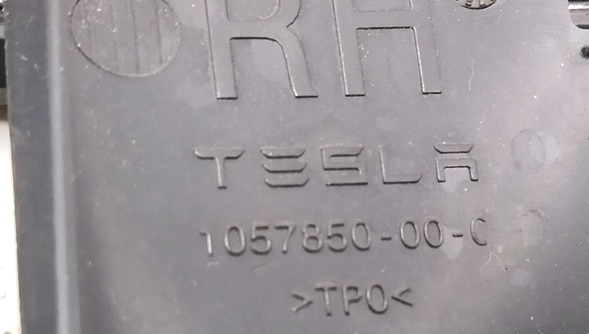 13 Заглушка (накладка) дифузора переднього права Tesla model S REST 1057850-00-C