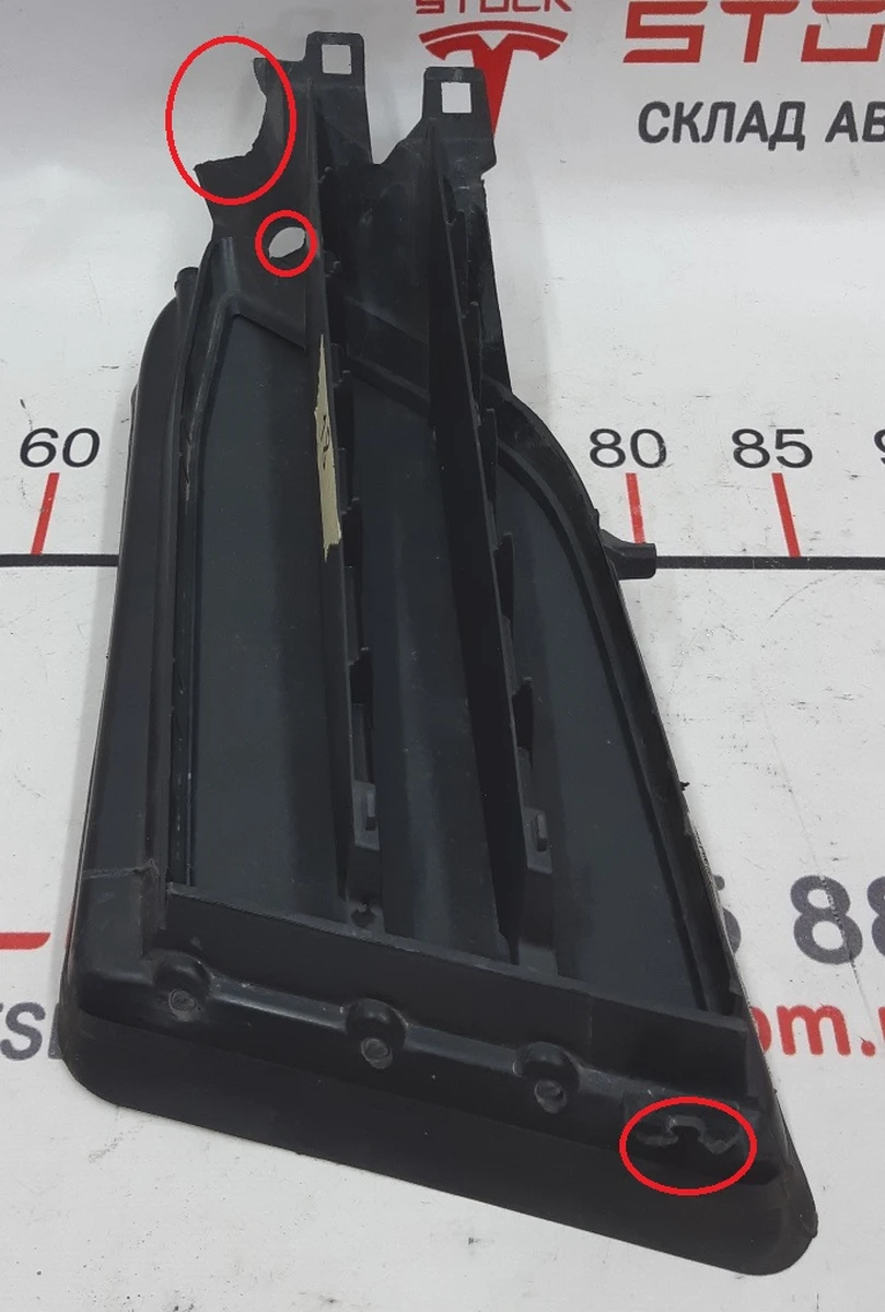 17 Корпус активного люверса лівий (без модуля і хром накладок) з пошкодженням Tesla model S REST 1057851-00-J