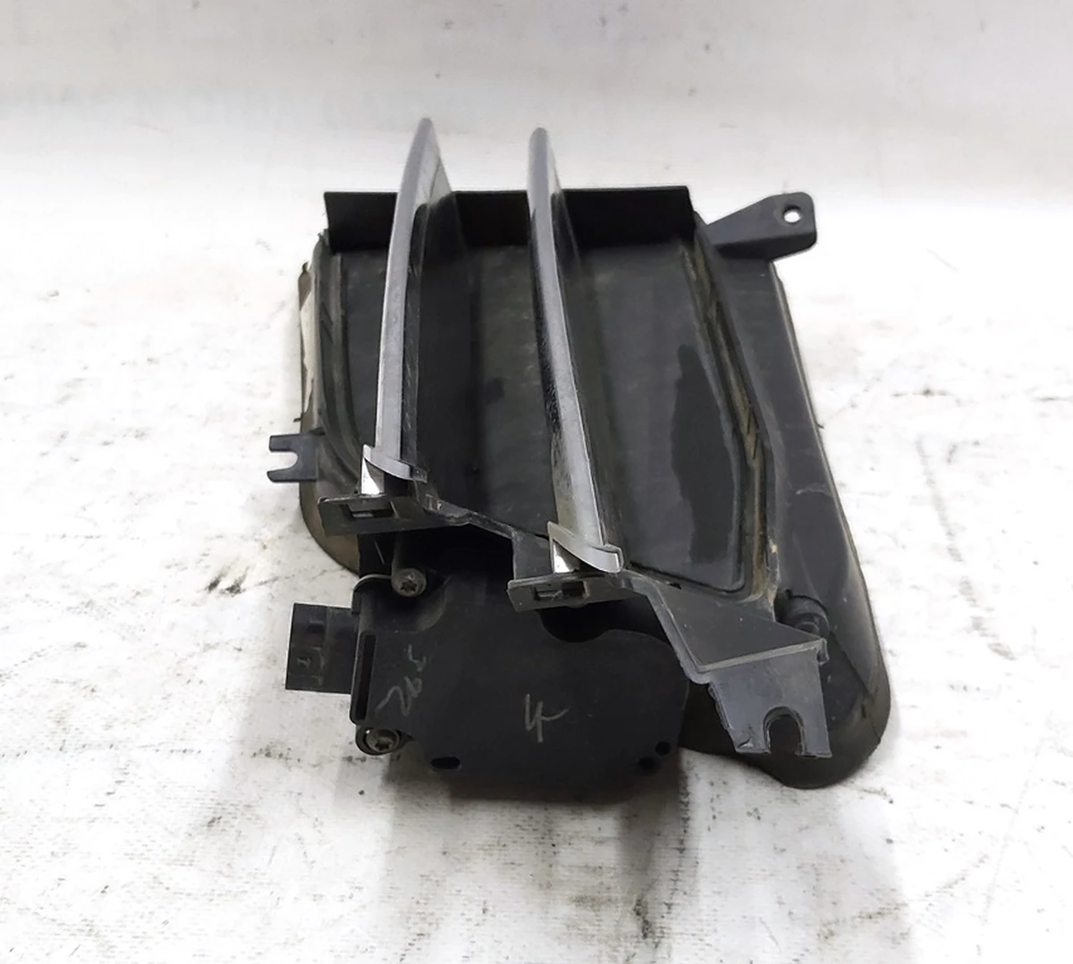 17 Люверс активный левый в сборе Tesla model S REST 1057851-00-J