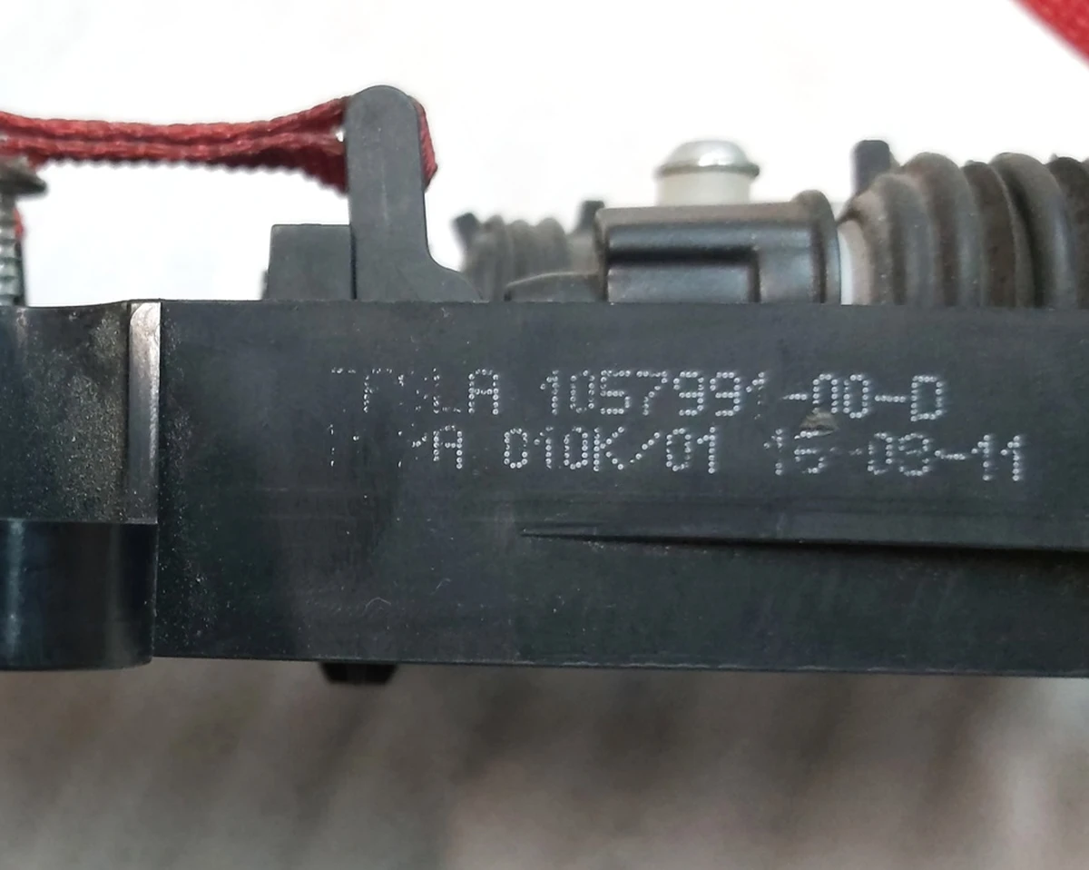 2 Привод замка капота электрический в частичном сборе (без тросиков) Tesla model X 1057991-00-F