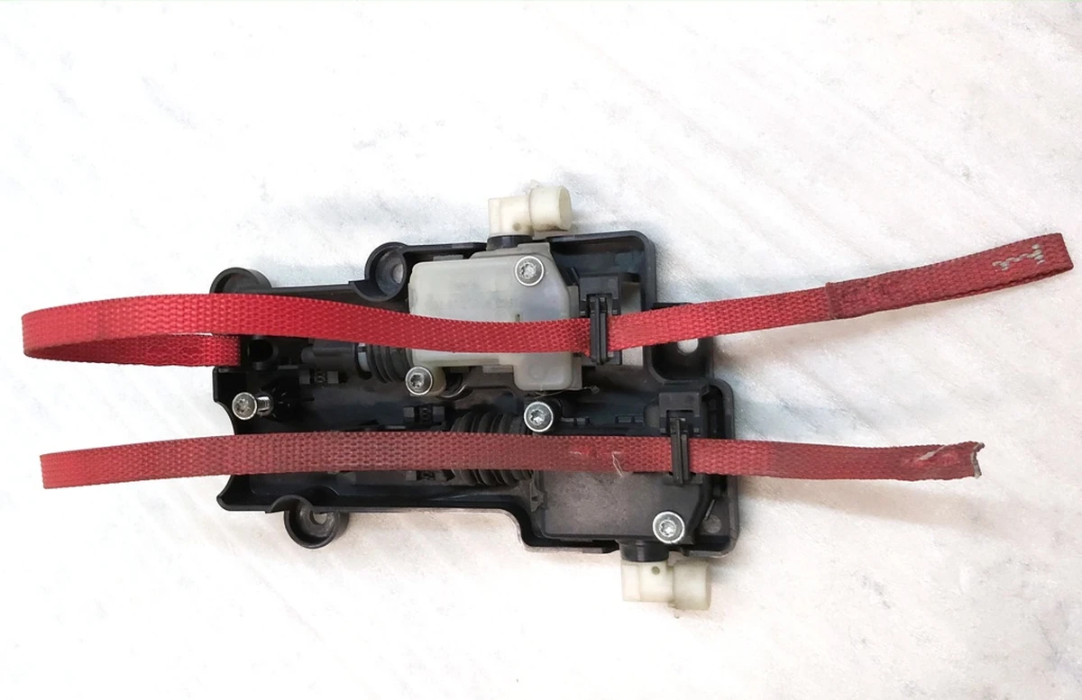 2 Привод замка капота электрический в частичном сборе (без тросиков) Tesla model X 1057991-00-F