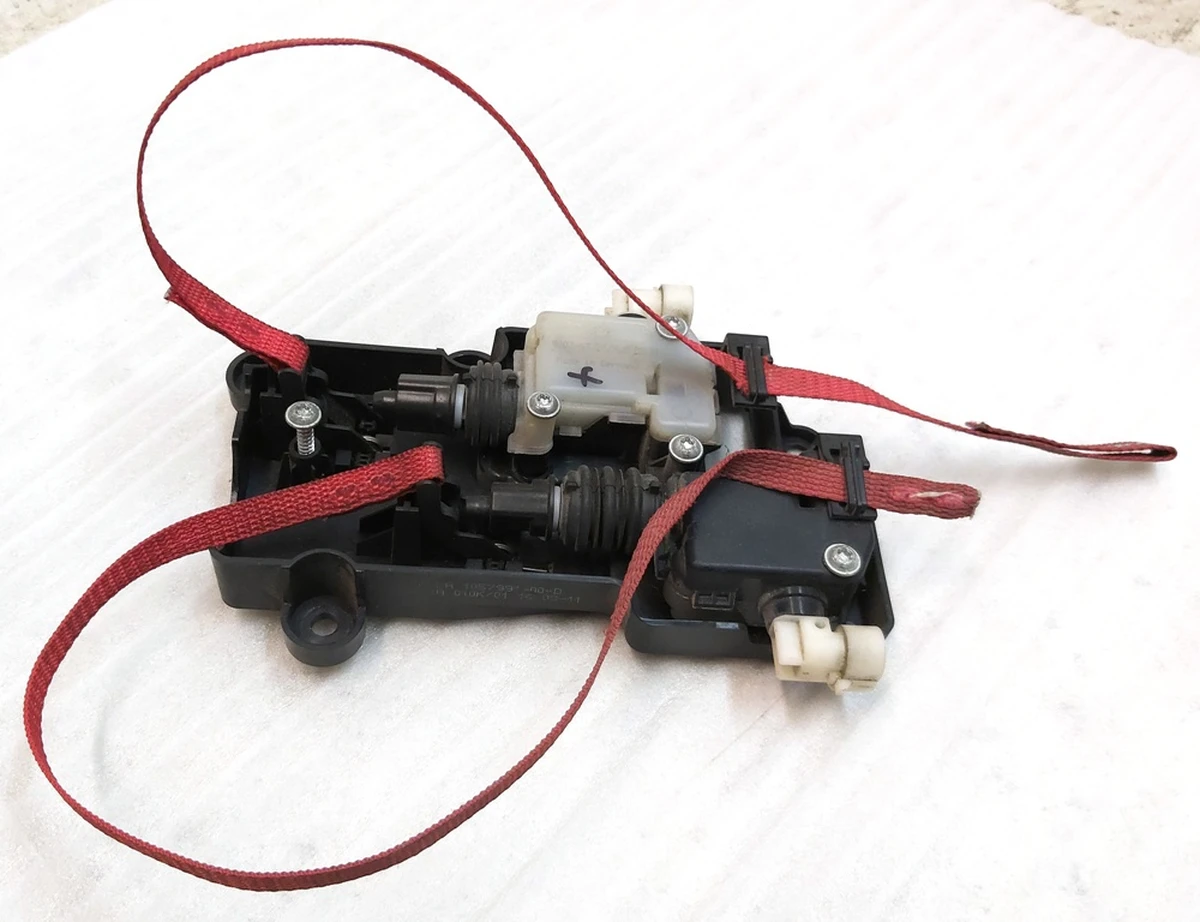 2 Привод замка капота электрический в частичном сборе (без тросиков) Tesla model X 1057991-00-F