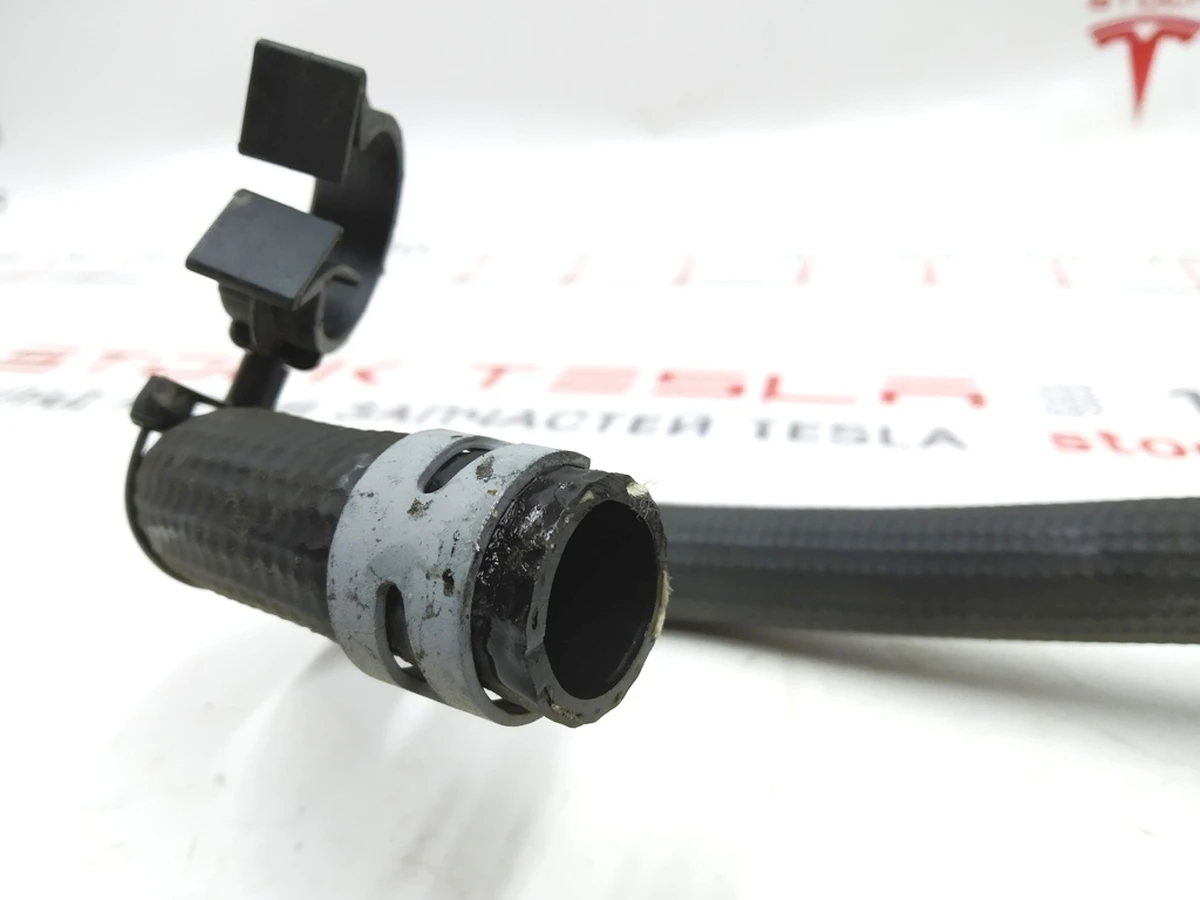 8 Шланг охолодження двигун задній вихід Tesla model S REST 1058000-00-F