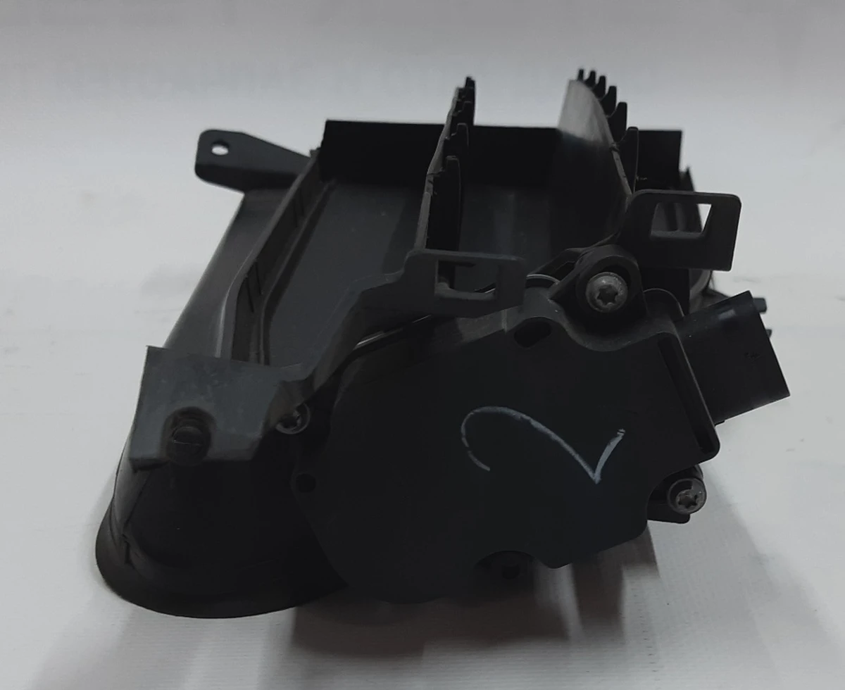 18 Корпус активного люверса правий у зборі з модулем Tesla model S REST 1058007-00-J