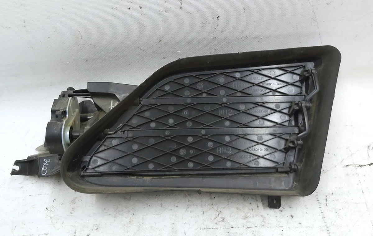 18 Люверс активный правый в сборе Tesla model S REST 1058007-00-J