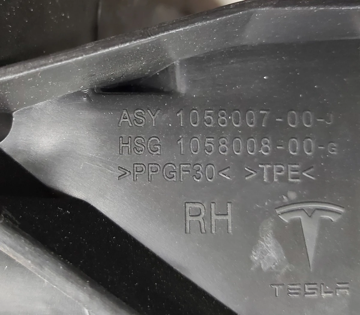 18 Корпус люверса активного правый без модуля NEW Tesla model S REST 1058007-00-J