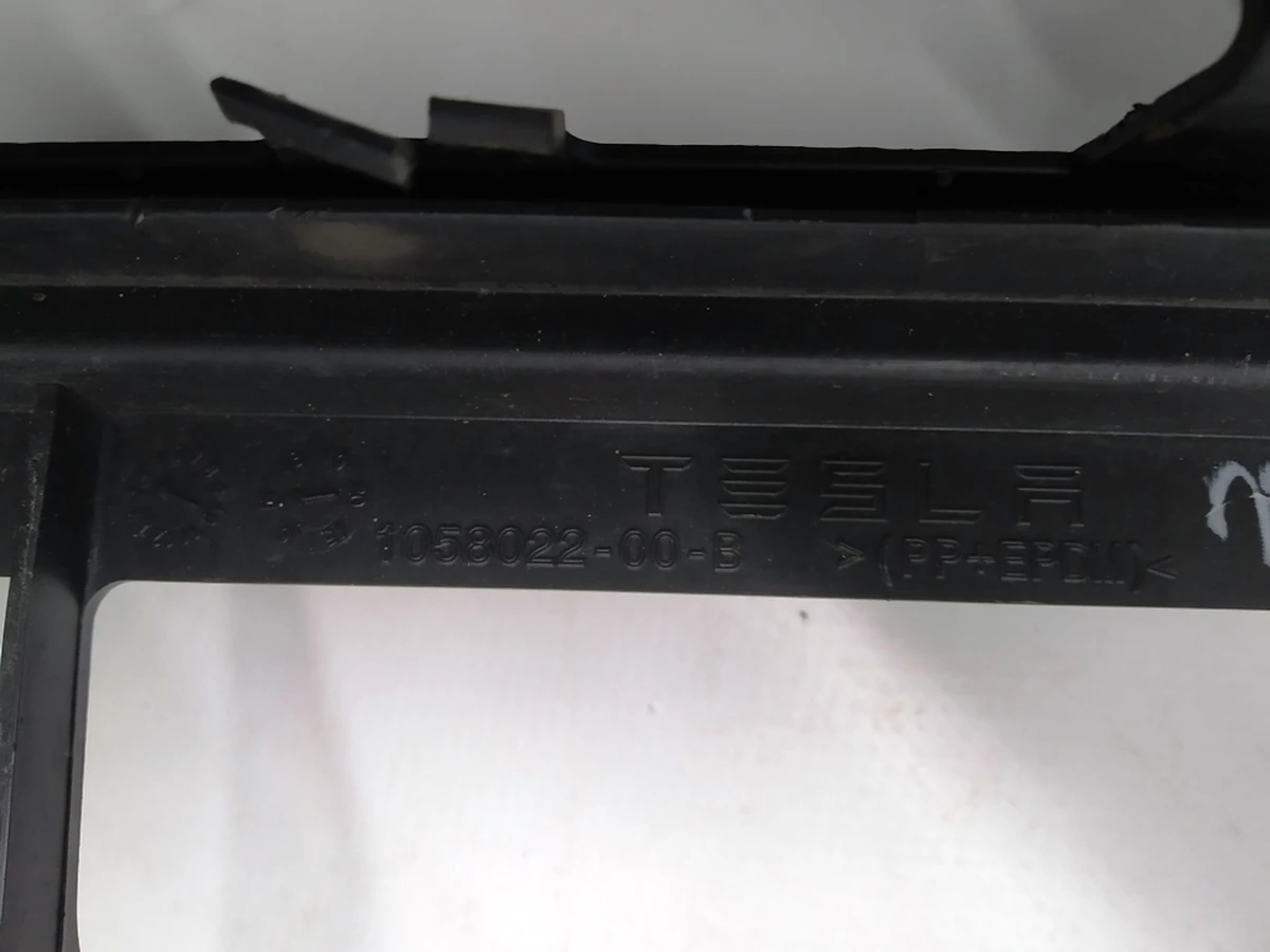 1 Решітка декоративна основного радіатора (передній бампер) Tesla model S REST 1058022-00-B