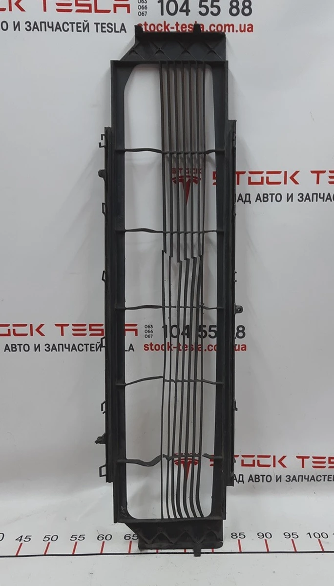 1 Decorative grille of the main radiator (front bumper) with damage Tesla model S REST 1058022-00-B