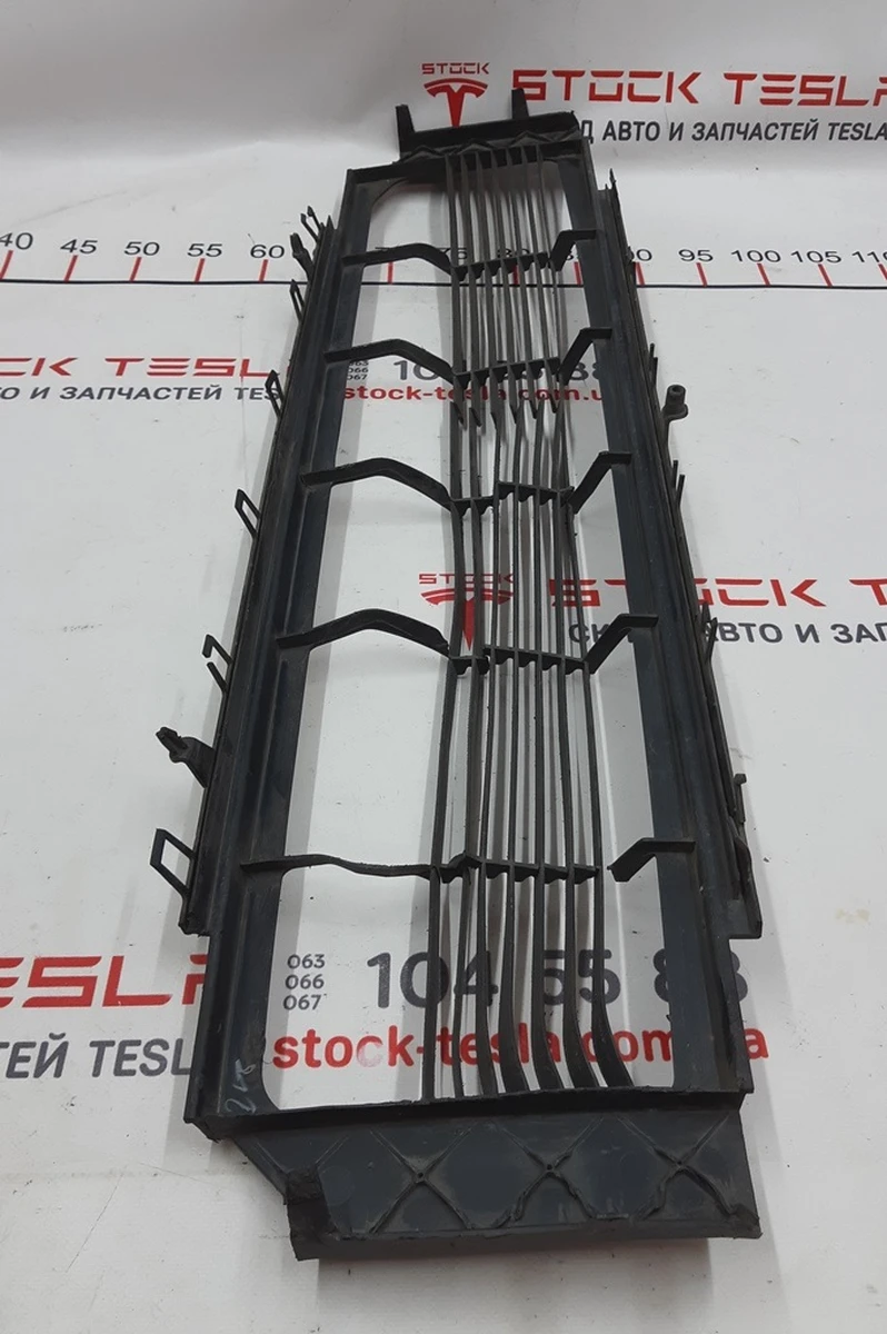 1 Decorative grille of the main radiator (front bumper) with damage Tesla model S REST 1058022-00-B