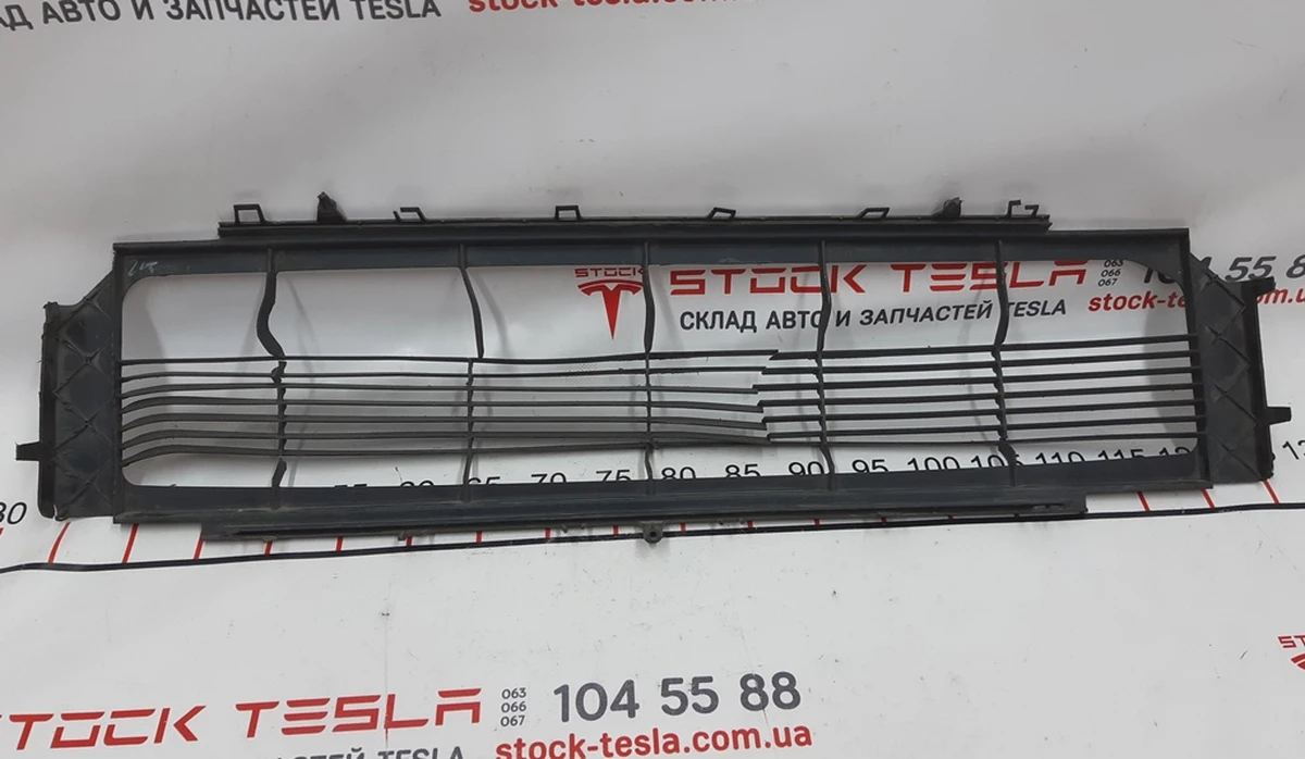 1 Decorative grille of the main radiator (front bumper) with damage Tesla model S REST 1058022-00-B