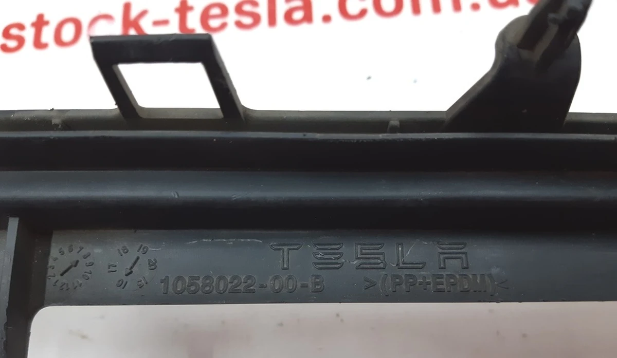 1 Decorative grille of the main radiator (front bumper) with damage Tesla model S REST 1058022-00-B
