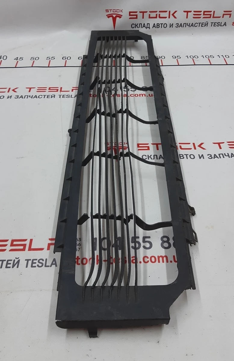 1 Decorative grille of the main radiator (front bumper) with damage Tesla model S REST 1058022-00-B