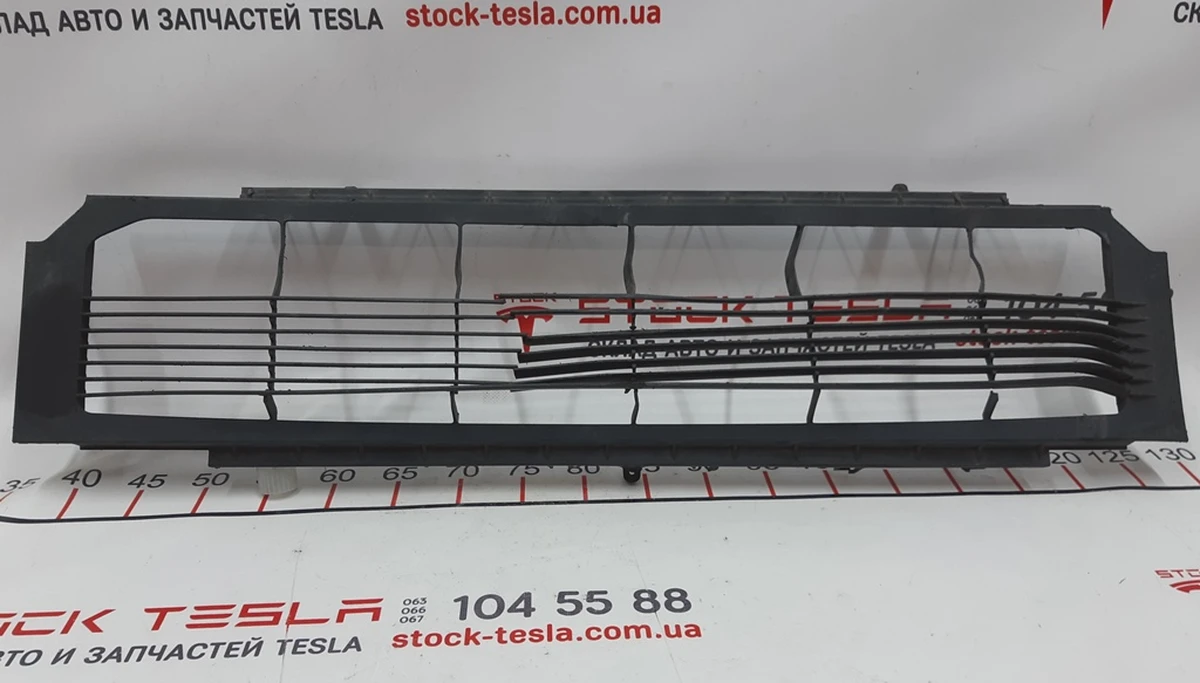 1 Decorative grille of the main radiator (front bumper) with damage Tesla model S REST 1058022-00-B