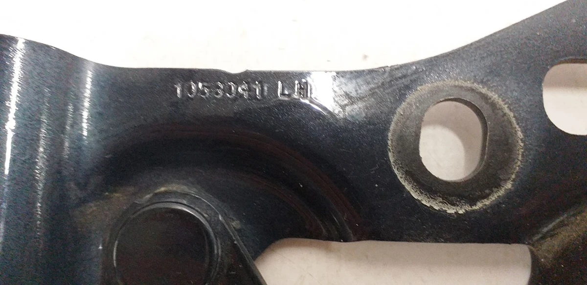 1 Петля кріплення капота ліва PMBL Tesla model X 1058041-00-B