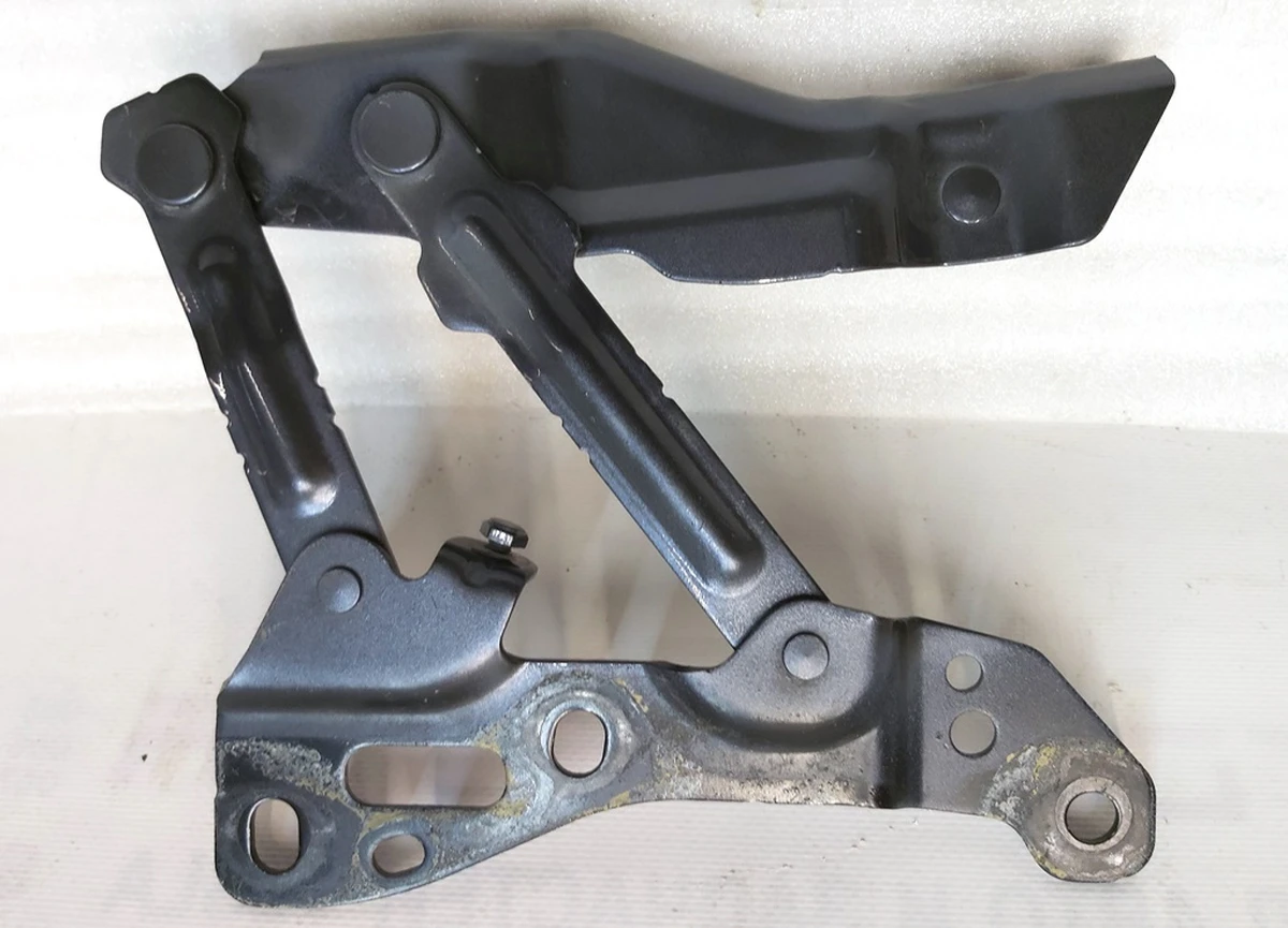 HOOD HINGE RH PMNG Tesla model X 1058042-00-B