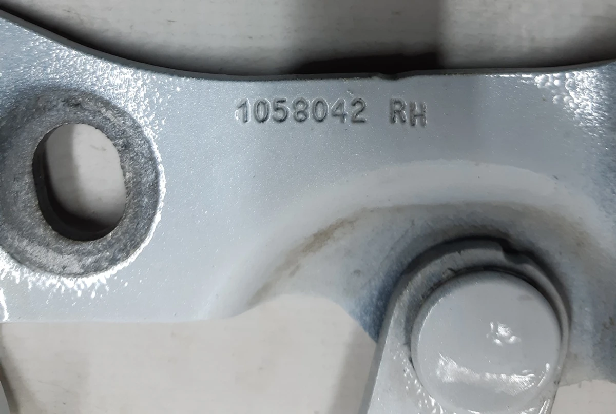 1 Петля кріплення капота права PPSW із пошкодженням Tesla model X 1058042-00-B