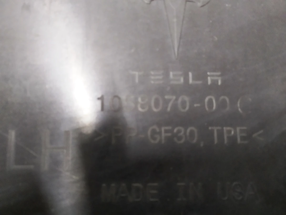 5 Diffuser left radiator AWD Tesla model S REST 1058023-00-C