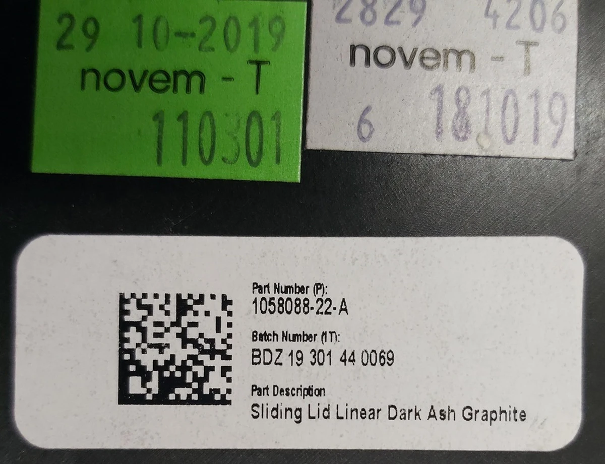 Декоративна накладка засувки центральної консолі LINEAR DARK ASH GRAPH Tesla model X 1058088-22-A