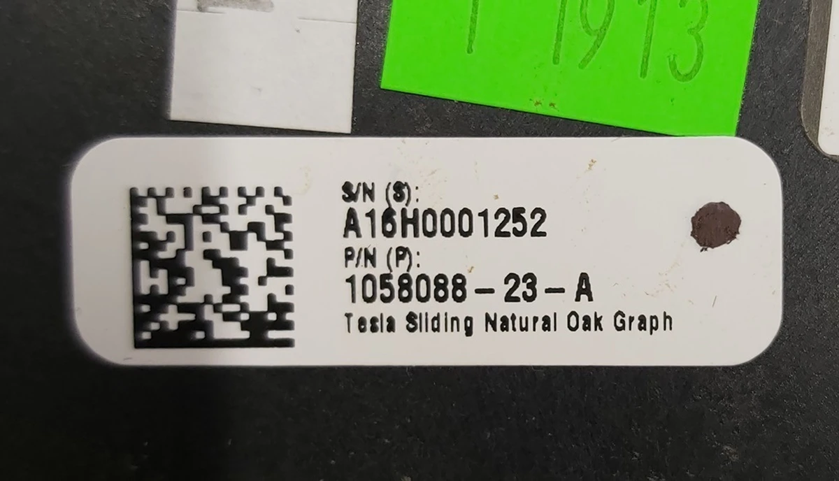 Накладка декоративная задвижки центральной консоли OAK NATURAL Tesla model X 1058088-23-A