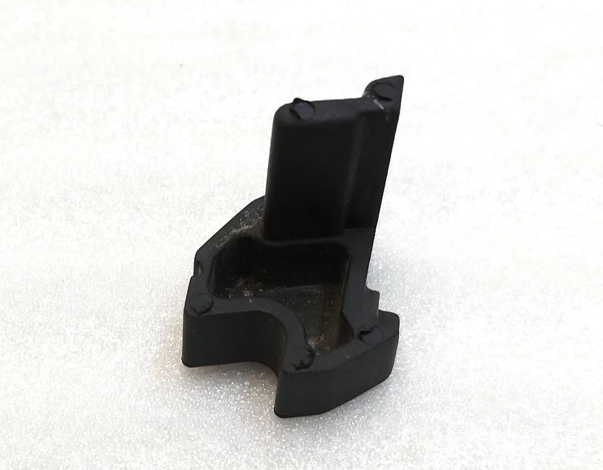 17 Заглушка торцева стійки "C" молдингу зовнішніх нижніх дверей задніх Tesla model X 1058225-00-B