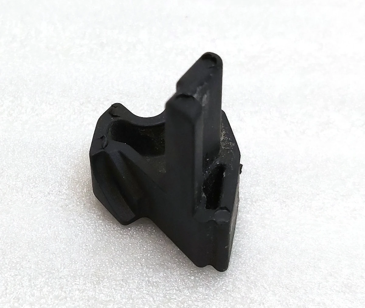 17 Заглушка торцева стійки "C" молдингу зовнішніх нижніх дверей задніх Tesla model X 1058225-00-B