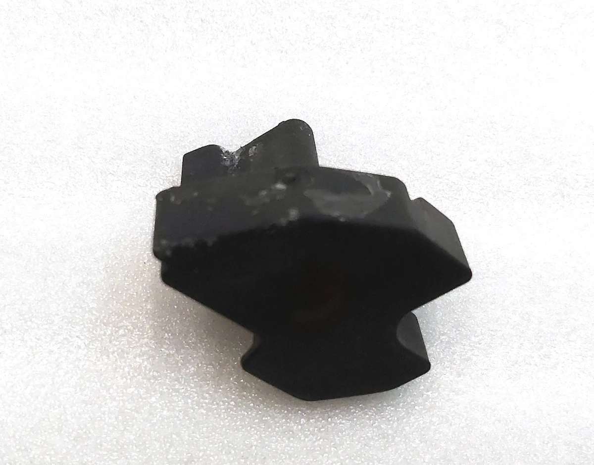 17 Заглушка торцева стійки "C" молдингу зовнішніх нижніх дверей задніх Tesla model X 1058225-00-B