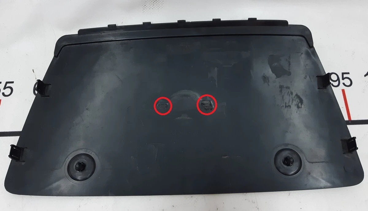 4 Крышка диффузора бампера заднего нижнего (заглушка фаркопа, люк) с повреждением Tesla model X 1058357-00-D