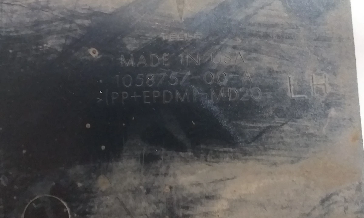 12 Door sill fairing left (painted) PBCW damaged Tesla model S REST 1058757-00-A