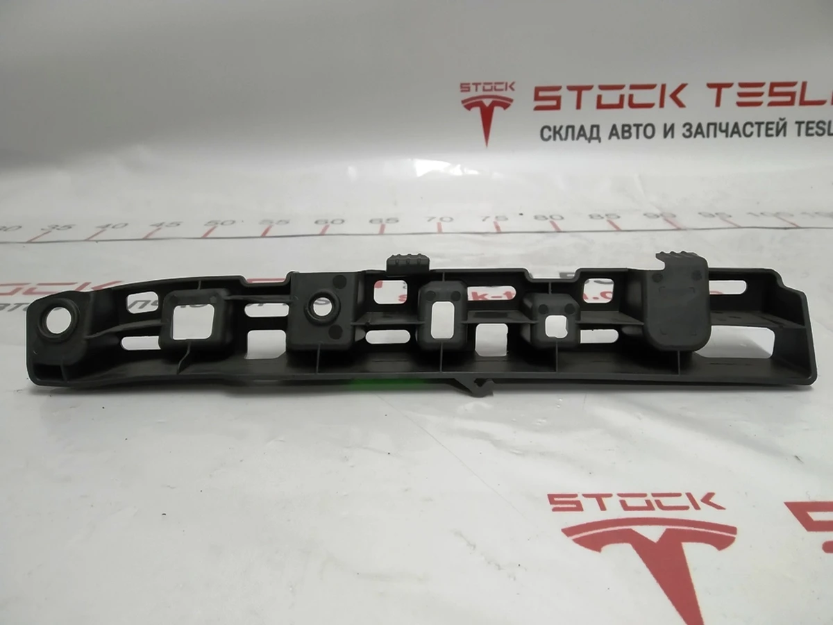 5 Кронштейн облицовки верхней накладки стойки B задней правой двери Tesla Model X 1059182-00-B