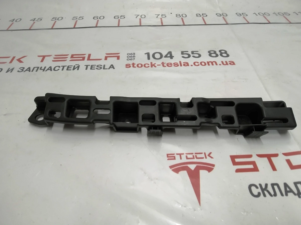 5 Кронштейн облицовки верхней накладки стойки B задней правой двери Tesla Model X 1059182-00-B