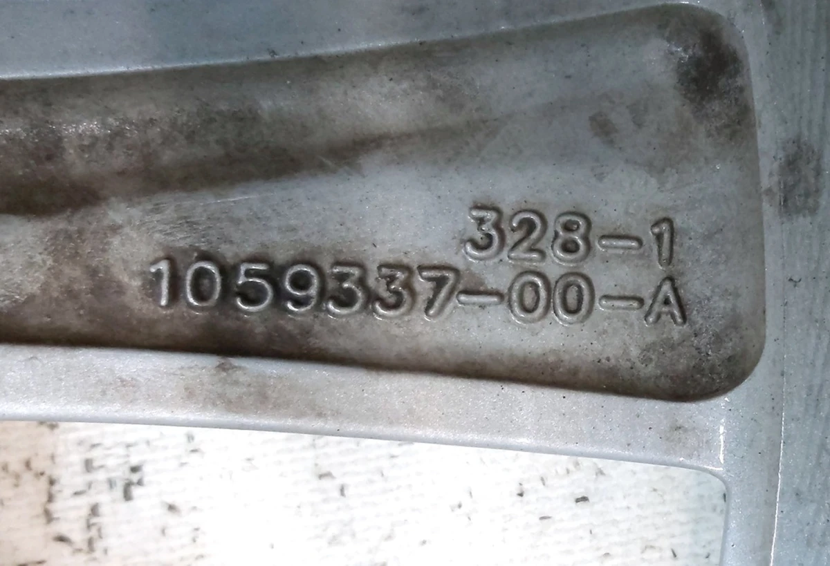 1 Диск колесный 19X8.0 ET40 - SILVER SLIPSTREAM с повреждением Tesla model S, model S REST 1076891-00-B