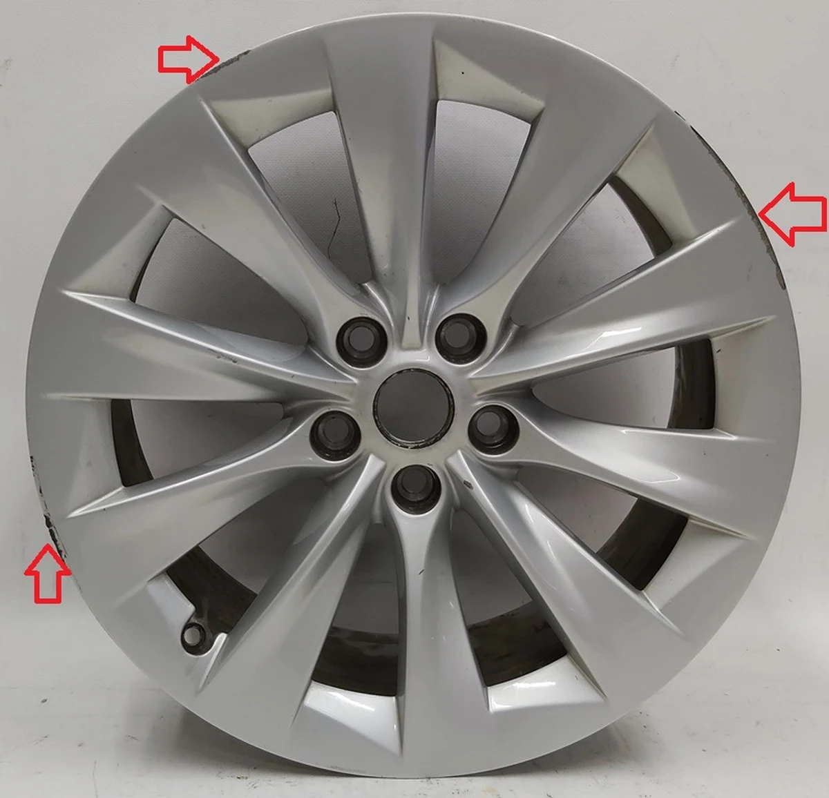 1 Диск колесный 19X8.0 ET40 - SILVER SLIPSTREAM с повреждением Tesla model S REST 1076891-00-B
