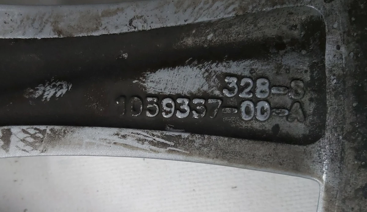 1 Диск колесный 19X8.0 ET40 - SILVER SLIPSTREAM с повреждением Tesla model S REST 1076891-00-B