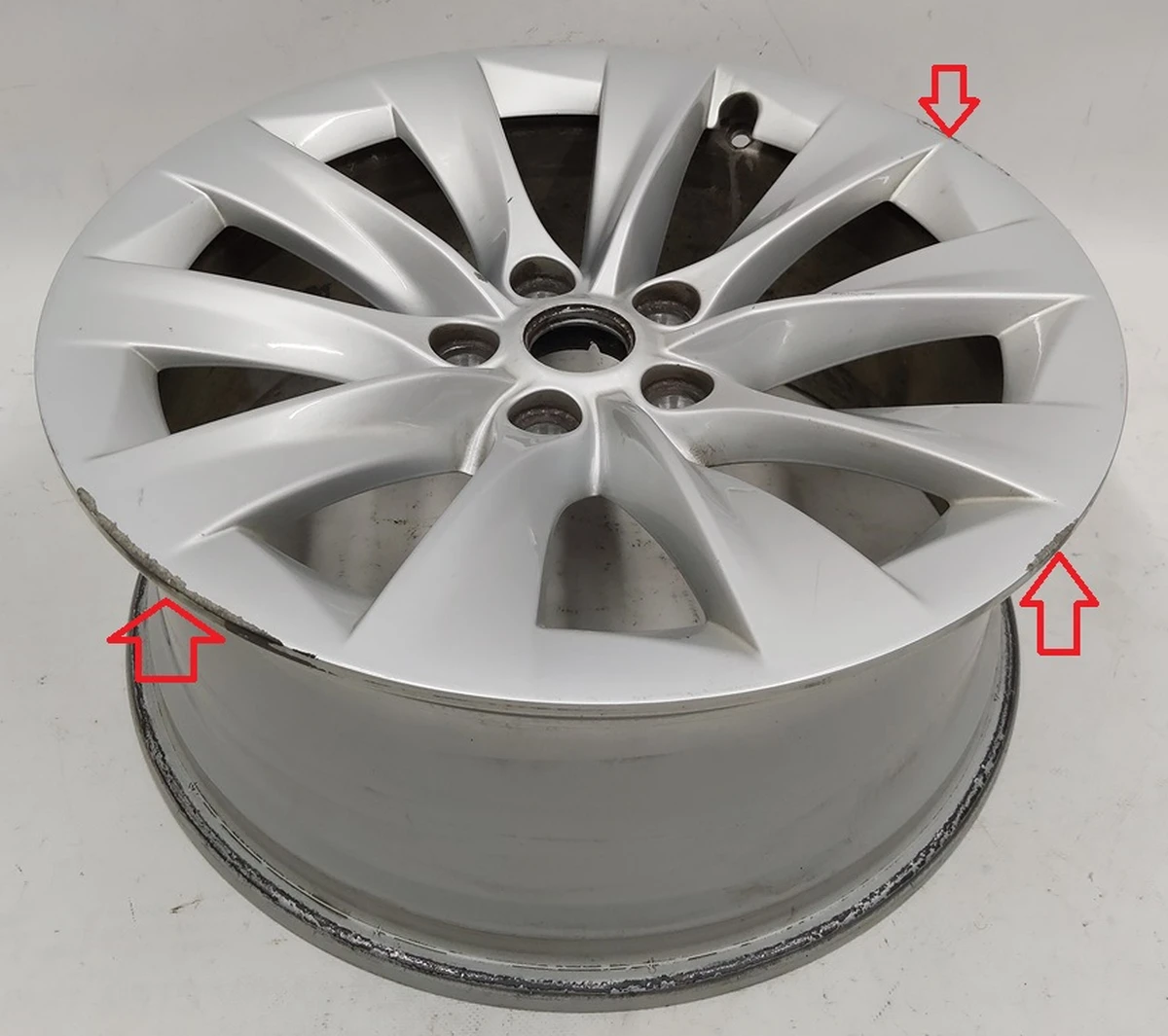 1 Диск колесный 19X8.0 ET40 - SILVER SLIPSTREAM с повреждением Tesla model S REST 1076891-00-B