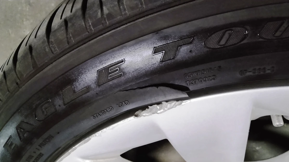 1 WHEEL, 19x8.0 ET40 - SILVER SLIPSTREAM with damage Tesla model S, model S REST 1076891-00-B