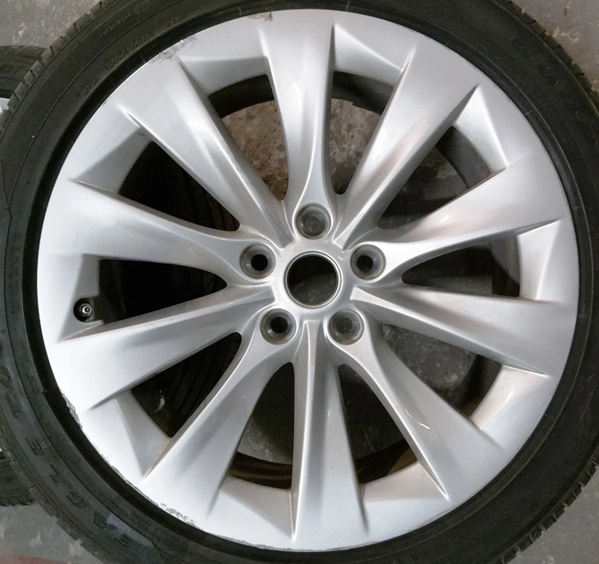 1 WHEEL, 19x8.0 ET40 - SILVER SLIPSTREAM with damage Tesla model S, model S REST 1076891-00-B