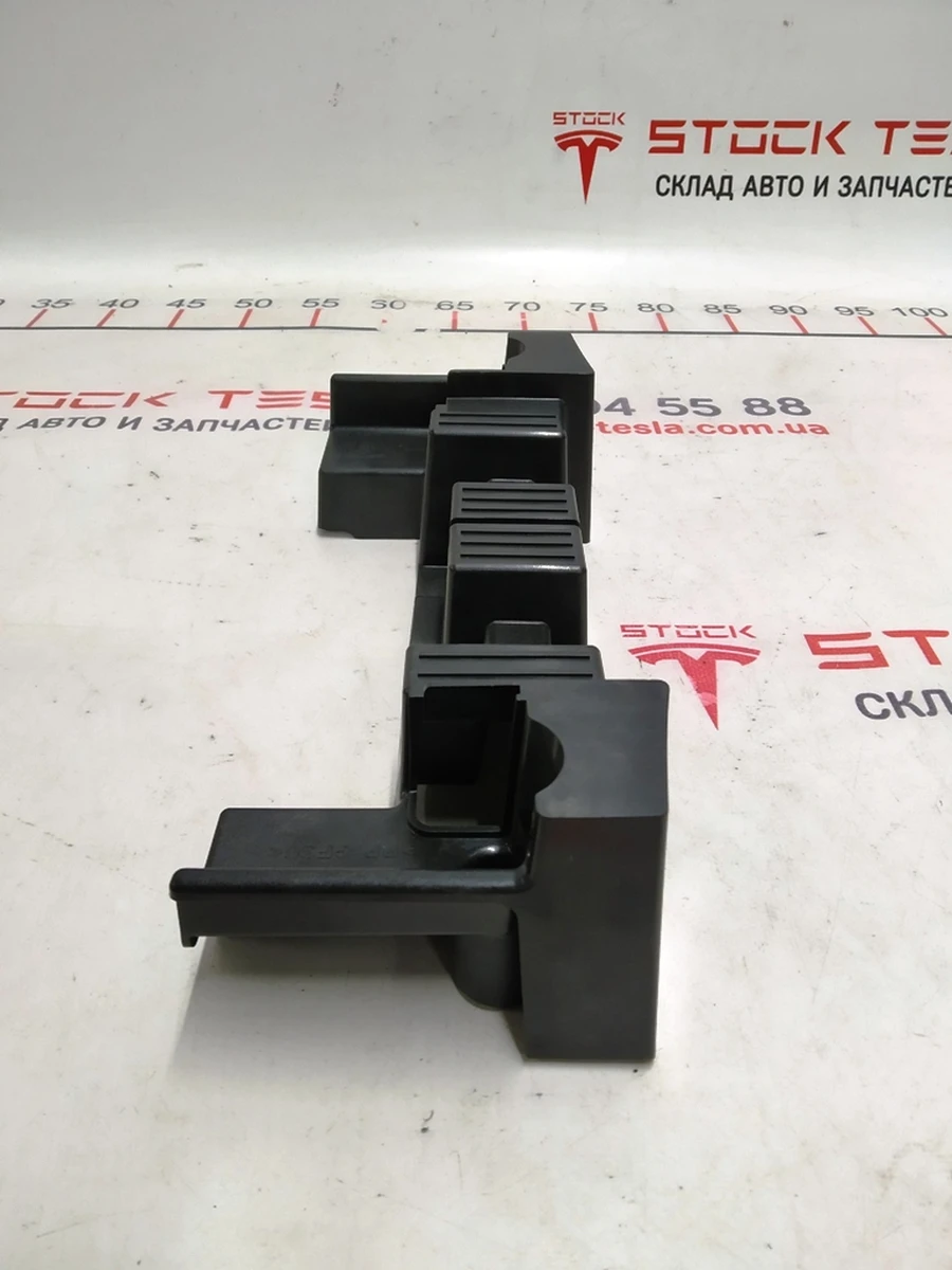 10 Кронштейн панель статі 2-го ряду сидінь центральна (6 місць) Tesla Model X 1059716-00-D