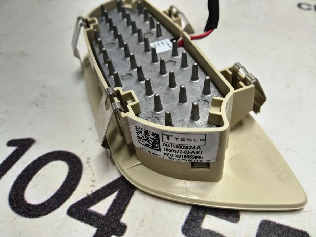 3 Фонарь подсветки фронтальный FOG Tesla model X 1059974-00-C