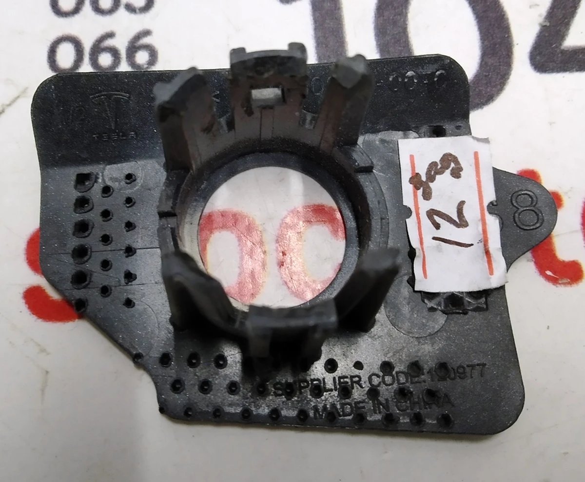 9 Кронштейн крепления парктроника S8 Tesla model S REST 1060000-00-C