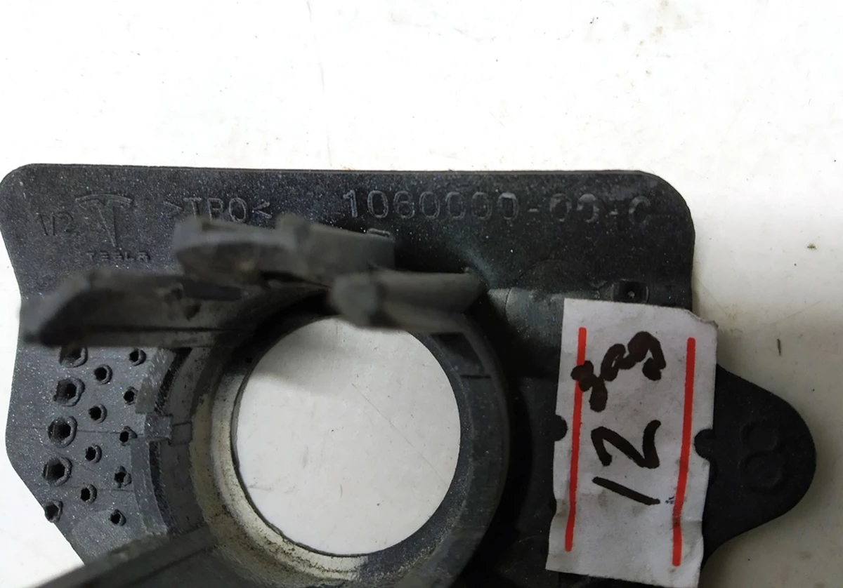 9 Кронштейн крепления парктроника S8 Tesla model S REST 1060000-00-C