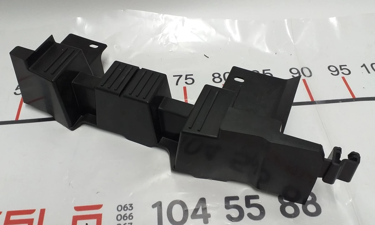 11 Кронштейн панель статі 2-го ряду сидінь права (6 місць) Tesla Model X 1060170-00-D