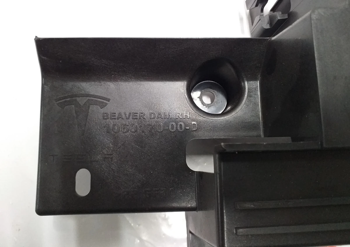 11 Кронштейн панель статі 2-го ряду сидінь права (6 місць) Tesla Model X 1060170-00-D