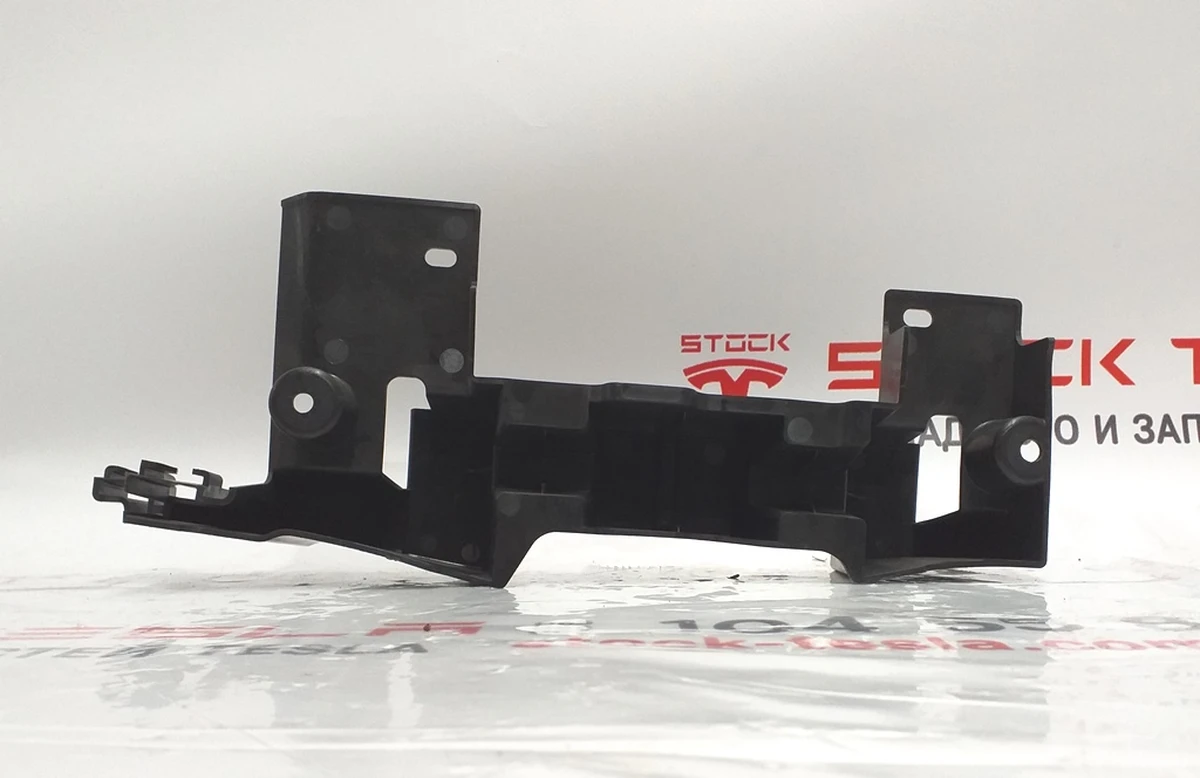 11 Кронштейн панель статі 2-го ряду сидінь права (6 місць) Tesla Model X 1060170-00-D