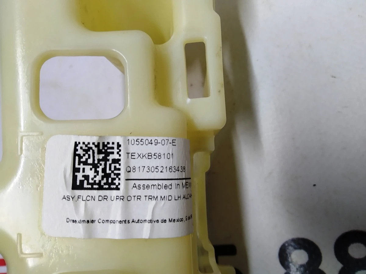 3 Кронштейн облицовки верхний двери задней левой Tesla Model X 1055049